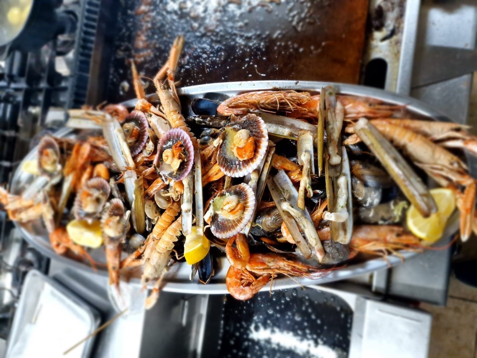 Restaurante, marisquería y parrillada en el puerto de Sada